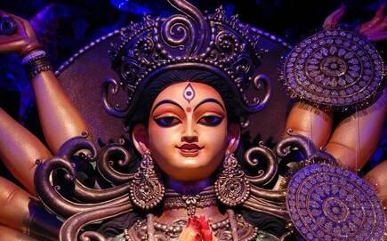 ગુપ્ત નવરાત્રિના ઉપાયોથી લગ્નજીવનમાં આવતી સમસ્યાઓને પણ દૂર કરી શકાય છે. આ માટે મા દુર્ગાની સામે ઘીનો દીવો પ્રગટાવો અને દરરોજ રાત્રે તેમને લાલ ફૂલોની માળા અર્પિત કરો. આવું કરવાથી લગ્ન સંબંધી સમસ્યાઓ દૂર થાય છે.