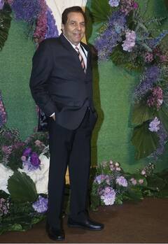 Deol Family Pics: ਕਰਨ ਦੀ ਰਿਸੈਪਸ਼ਨ 'ਤੇ ਬੌਬੀ ਦਿਓਲ ਦੀ ਪਤਨੀ ਤਾਨੀਆ ਬਣੀ ਖਿੱਚ ਦਾ ਕੇਂਦਰ, ਤਸਵੀਰਾਂ ਮੋਹ ਲੈਣਗੀਆਂ ਦਿਲ