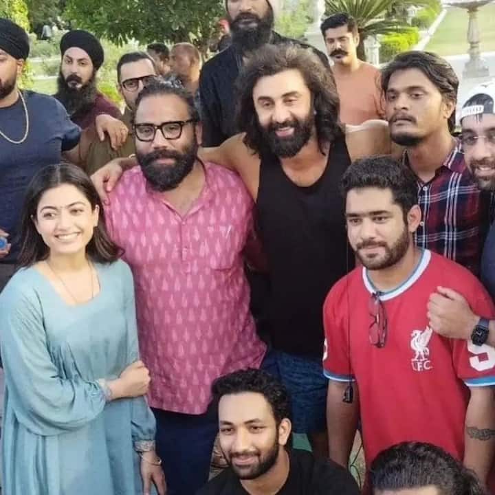 மேலும், ரன்பிர் கபூர் - ராஷ்மிகா இணைந்து நடித்துள்ள அனிமல் திரைப்படத்தின் படப்பிடிப்பு தளத்தில் எடுக்கப்பட்ட செல்ஃபி தற்போது இண்டர்நெட்டில் வைரலாகி வருகிறது.
