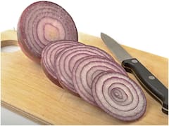 Raw Onion: రోజుకో పచ్చి ఉల్లిపాయ తింటే నెలసరి సమస్యలు దూరం