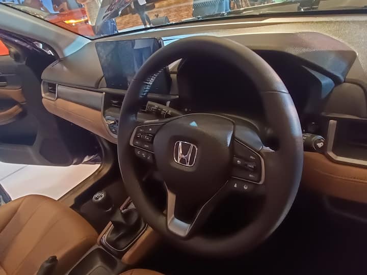 Interior while getting many similar bits to the City like the steering wheel, gear lever or even the instrument cluster, actually looks more upmarket with the larger 10.25-inch touchscreen. (Photo: Somnath Chatterjee)