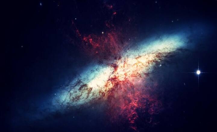 কিন্তু পৃথিবীর এই স্নিগ্ধ রূপ যদি মুগ্ধ করে আমাদের, তাহলে মহাশূন্য মনকে করে তোলে বিহ্বল। কারণ পৃথিবীর স্নিগ্ধতার সামনে মহাশূন্যের রূপকে বলা চলে ‘বিপজ্জনক’। মহাশূন্যের ভয়ঙ্কর সৌন্দর্যের এমনই কিছু ঝলক পেয়েছেন পৃথিবীবাসী, যা সম্ভব হয়েছে বিজ্ঞান এবং প্রযুক্তির দৌলতে।