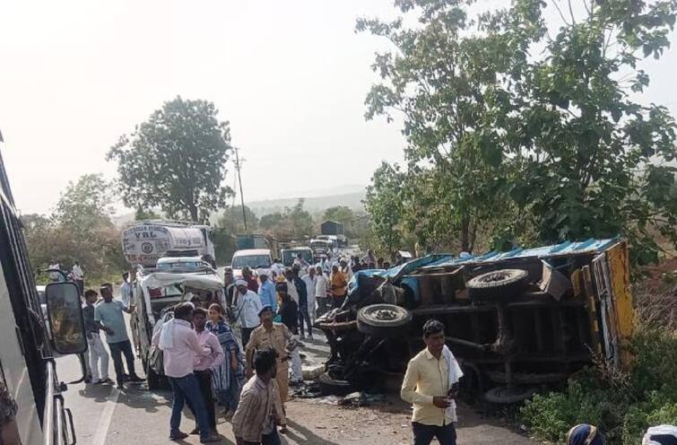 Nanded latest news update Accident  sitakhandi ghat 4 dead Nanded : सिताखांडी घाटात टॅम्पो व मॅजिकचा भीषण अपघात; 4 जणांचा मृत्यू 