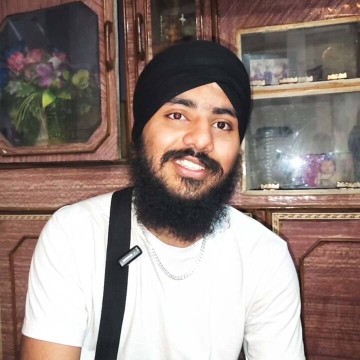 ਮੀਡੀਆ ਨਾਲ ਗੱਲ ਕਰਦਿਆਂ ਸਿਮਰਨ ਨੇ ਦੱਸਿਆ ਕਿ ਉਸਦੇ ਪਿਤਾ ਇੰਡੀਅਨ ਆਰਮੀ 'ਚ ਨੌਕਰੀ ਕਰਦੇ ਸਨ ਜਿਸ ਤੋਂ ਉਸ ਦੇ ਦਿਲ 'ਚ ਵੀ ਵਰਦੀ ਪਾਉਣ ਦਾ ਸ਼ੌਂਕ ਸੀ ਜੋ ਉਸਨੇ ਅਮਰੀਕਾ ਜਾ ਕੇ ਪੂਰਾ ਕੀਤਾ।