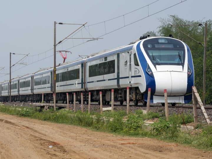 Now again stones pelted on Vande Bharat Express, attack on Meerut-Muzaffarnagar railway track, marks on mirrors
