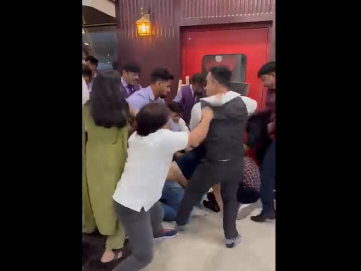 WATCH: Customers, Restaurant Staffers Exchange Blows At Noida Mall Over Levy Of 'Service Charge' WATCH: Customers, Restaurant Staffers Exchange Blows At Noida Mall Over Levy Of 'Service Charge'