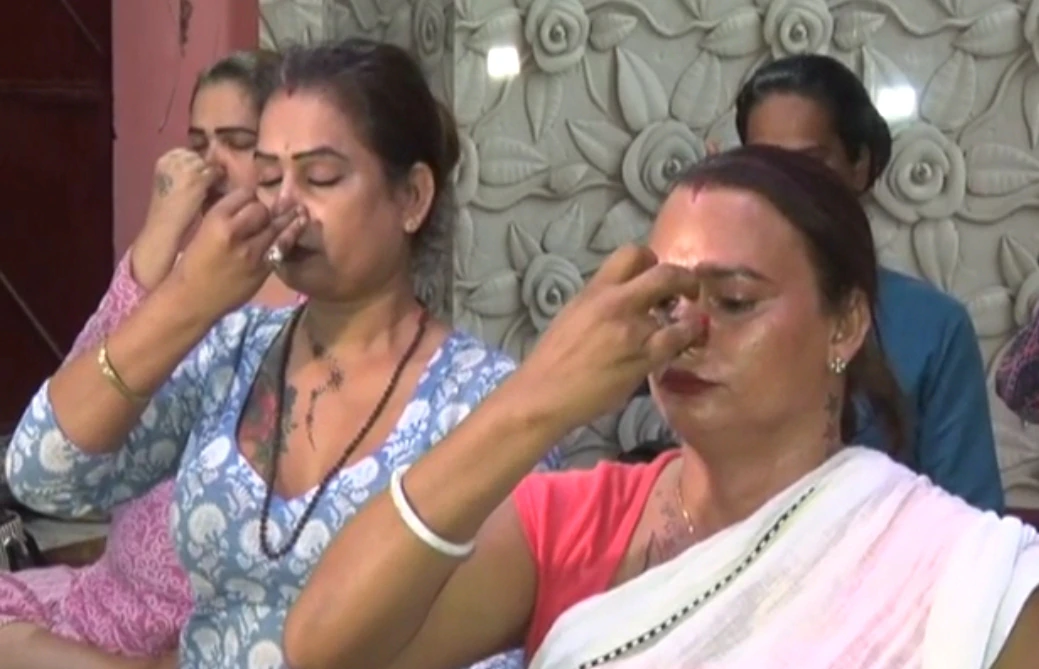 जबलपुर के ट्रांसजेंडर भी सीख रहे अनुलोम-विलोम, Yoga Day पर उपराष्ट्रपति के सामने करेंगे योगाभ्यास