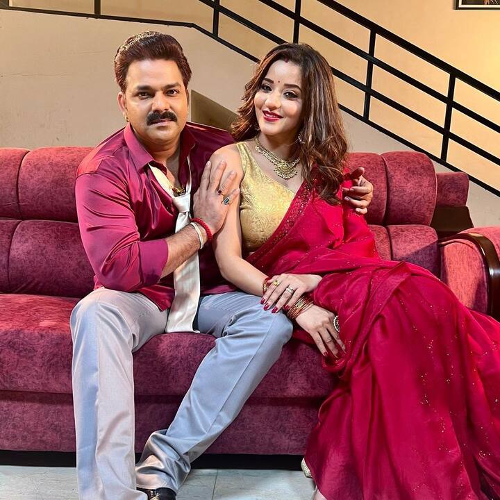 इन तस्वीरों को शेयर करते हुए मोनालिसा ने कैप्शन में लिखा – ‘सालों बाद साथ काम कर रहे हैं...’ इंडस्ट्री के दोनों स्टार्स को सालों बाद फिर से साथ देखकर इनके फैंस के बीच तहलका मच गया है.