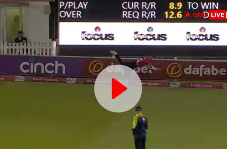 brad currie amazing catch in vitality blast video goes viral on social media here know in details क्रिकेटमधील सर्वोत्कृष्ट झेल, व्हिडीओ पाहिलात का? डोळ्यावर विश्वास बसणार नाही