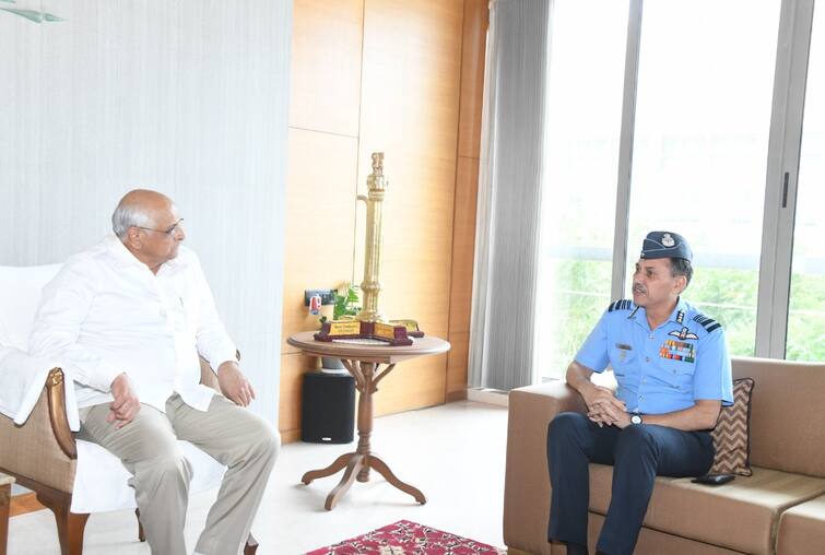 Chief of South Western Air Command-SWAC Air Marshal Narmdeshwar Tiwari called on the Chief Minister  સાઉથ વેસ્ટર્ન એર કમાન્ડ-SWAC ના વડા એર માર્શલ નર્મદેશ્વર તિવારીએ કરી મુખ્યમંત્રી સાથે કરી મુલાકાત 