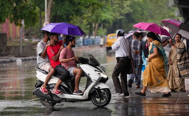 ছ'দিন একই অবস্থানে থাকার পর আজ থেকে সক্রিয় হয়েছে মৌসুমী বায়ু। আবহাওয়া দফতরের পূর্বাভাস, বিক্ষিপ্ত বজ্রবিদ্যুৎ সহ বৃষ্টি বাড়বে দক্ষিণবঙ্গে।