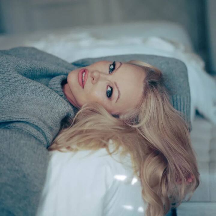 पामेला एंडरसन यूं तो हॉलीवुड स्टार हैं, लेकिन वो बिग बॉस सीजन 4 का भी हिस्सा रही हैं. ऐसे में इस शो से जुड़ने के लिए पामेला ने 2 करोड़ रुपए फीस चार्ज की थी.