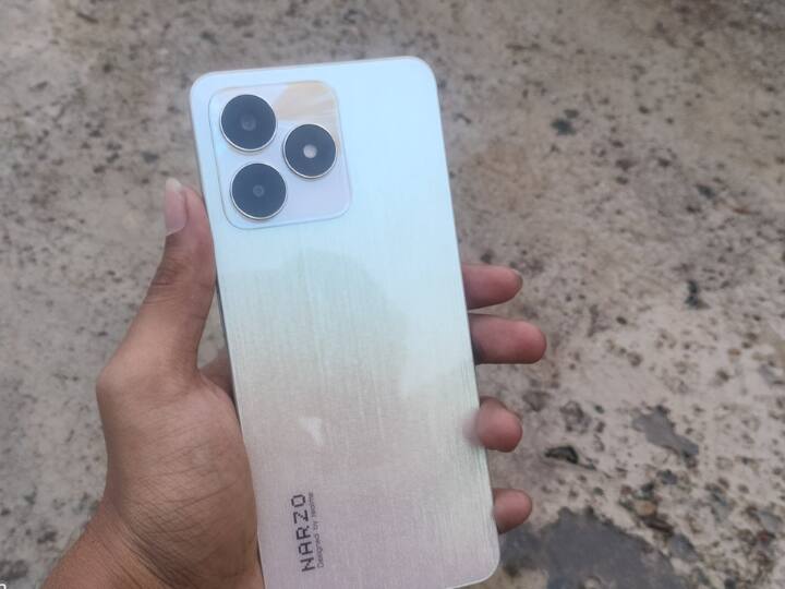 Realme Narzo N53: ये एक पॉवरफुल मिड रेंज स्मार्टफोन है. इसमें MediaTek Helio G96 प्रोसेसर, 6.6 इंच की FHD प्लस डिस्प्ले, 50MP का प्राइमरी कैमरा और 5000 एमएएच की बैटरी 33 वॉट के फास्ट चार्जिंग के साथ मिलती है.स्मार्टफोन की कीमत फ्लिपकार्ट पर 8,999 रुपये है.