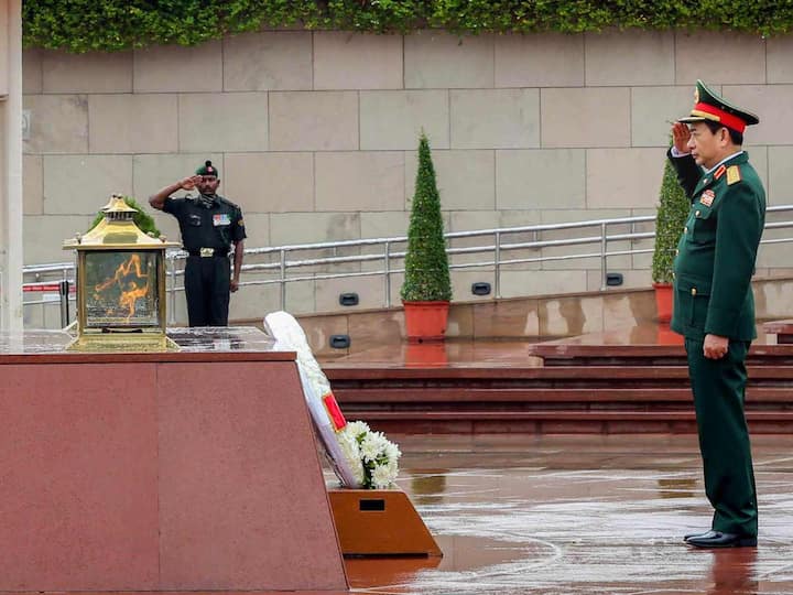 General Giang receives the Tri-Services Guard of Honour. He laid a wreath and paid homage to the soldiers at the National War Memorial. He is also expected to visit Agra in Uttar Pradesh. (Source: PTI)