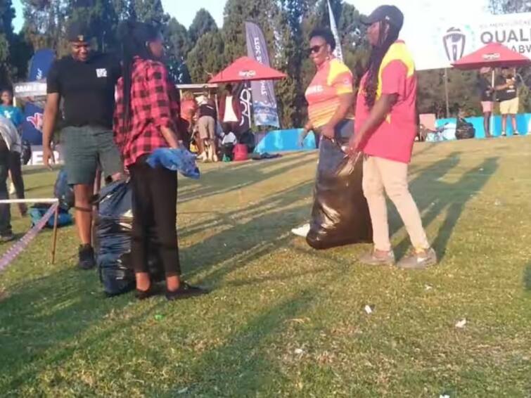 wc qualifiers 2023 zim vs nep zimbabwe fans clean the ground after the match got over against nepal watch video WC Qualifiers 2023: போட்டி முடிந்தவுடன் நடந்த நெகிழ்ச்சி.. குப்பைகளை கொத்தாக அள்ளிய ஜிம்பாப்வே ரசிகர்கள்..!