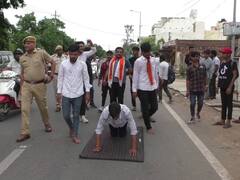 भरतपुर के कॉलेज के छात्रों का अनूठा प्रदर्शन, पटिया परिक्रमा करते हुए पहुंचे जिला कलेक्ट्रेट