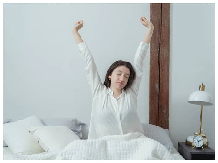 try these tips to become an early bed person it will make you fit and fine Early Bed Person: क्या आपकी भी जल्दी उठने की सारी कोशिशें हो गई नाकाम? तो अर्ली बेड पर्सन बनने के लिए आजमाएं ये 5 टिप्स