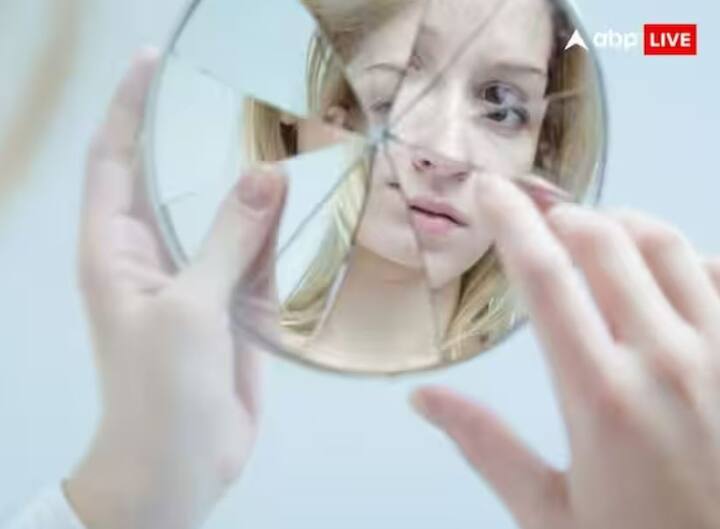 તૂટેલા કાચની અવગણના કરવાથી તમને નુકસાન થઈ શકે છે. આપણે આ બાબતને બિલકુલ અવગણવી ન જોઈએ. હિન્દુ ધર્મમાં કાચ તૂટવો અશુભ માનવામાં આવે છે.