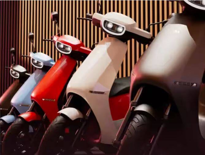 ਇਸ ਸੂਚੀ 'ਚ ਪਹਿਲਾ ਨਾਂ ਓਲਾ ਇਲੈਕਟ੍ਰਿਕ ਸਕੂਟਰ ਦਾ ਹੈ, ਜਿਸ 'ਚ ਓਲਾ ਦੇ ਦੋ ਇਲੈਕਟ੍ਰਿਕ ਸਕੂਟਰ ਸ਼ਾਮਲ ਹਨ। ਪਹਿਲਾ Ola S1 ਜਿਸਦੀ ਕੀਮਤ 1.30 ਲੱਖ ਰੁਪਏ ਹੈ ਅਤੇ ਇਹ ਇੱਕ ਵਾਰ ਚਾਰਜ ਕਰਨ 'ਤੇ 128 ਕਿਲੋਮੀਟਰ ਤੱਕ ਦੀ ਦੂਰੀ ਤੈਅ ਕਰਨ ਦੇ ਸਮਰੱਥ ਹੈ। ਦੂਜਾ Ola S1 Pro ਹੈ, ਜਿਸ ਦੀ ਕੀਮਤ 1.40 ਲੱਖ ਰੁਪਏ ਹੈ। ਇਹ ਸਿੰਗਲ ਚਾਰਜ 'ਤੇ 181 ਕਿਲੋਮੀਟਰ ਪ੍ਰਤੀ ਚਾਰਜ ਦੀ ਦੂਰੀ ਨੂੰ ਪੂਰਾ ਕਰਨ ਦੇ ਸਮਰੱਥ ਹੈ।