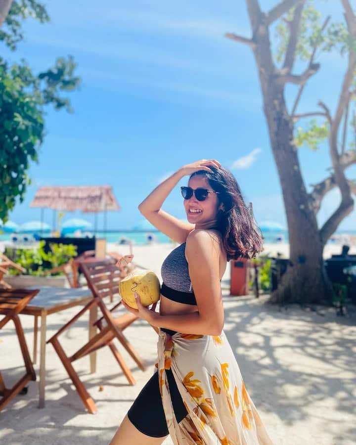 బాలనటిగా పలు చిత్రాల్లో కనిపించిన అనిఖా సురేంద్రన్ ‘బుట్ట బొమ్మ’ మూవీతో హీరోయిన్ గా తెలుగులోకి తెరంగేట్రం చేసింది. Photo Credit: Anikha surendran/Instagram