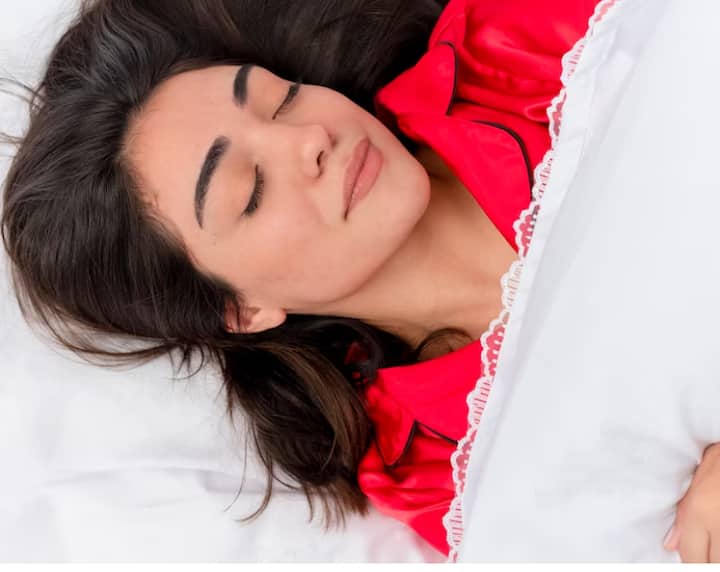 स्किन को रिपेयर करने के लिए क्वालिटी स्लिप लेना बहुत जरूरी है. ऐसे में आप एक हेल्थी बेड रूटिंग कायम करें. कम से कम 7 से 8 घंटे की भरपूर नींद लें.इससे भी चेहरे पर चमक आती है. डार्क सर्कल दूर होता है. और आप खुद ब खुद सुंदर नजर आने लगते हैं.