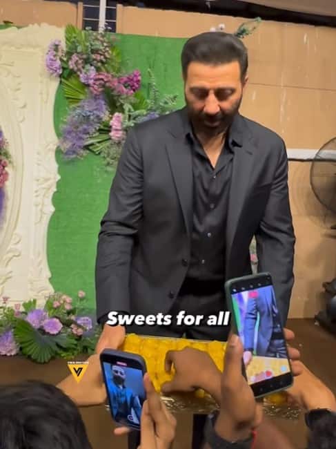 ਇਸ ਦੌਰਾਨ ਸੰਨੀ ਨੂੰ ਰਾਜੀਵ ਨਾਲ ਫੰਕਸ਼ਨ 'ਤੇ ਚਰਚਾ ਕਰਦੇ ਦੇਖਿਆ ਗਿਆ।