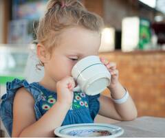 Is Coffee And Tea Bad For Kids: तुम्ही देखील देता का तुमच्या मुलांना चहा आणि कॉफी? जाणून घ्या यामुळे होणाऱ्या परिणांमांबद्दल