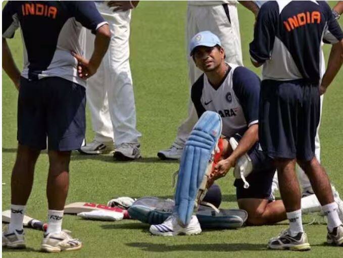 ਸਚਿਨ ਤੇਂਦੁਲਕਰ, ਆਲ ਟਾਈਮ ਦੇ ਮਹਾਨ ਬੱਲੇਬਾਜ਼, ਨੇ ਆਪਣੇ 24 ਸਾਲ ਲੰਬੇ ਕਰੀਅਰ ਵਿੱਚ ਬੱਲੇ ਨਾਲ ਅਣਗਿਣਤ ਅੰਤਰਰਾਸ਼ਟਰੀ ਰਿਕਾਰਡ ਤੋੜ ਕੇ ਨਵੇਂ ਰਿਕਾਰਡ ਬਣਾਏ ਹਨ। ਇਸ ਦੇ ਨਾਲ ਹੀ ਸਚਿਨ ਆਪਣੀ ਬੱਲੇਬਾਜ਼ੀ ਲਈ ਜਾਣ ਤੋਂ ਪਹਿਲਾਂ ਹਮੇਸ਼ਾ ਇੱਕ ਗੱਲ ਕਰਦੇ ਸਨ। ਖੇਡਾਂ ਦੀ ਦੁਨੀਆਂ ਵਿੱਚ ਇਸ ਨੂੰ ਚਾਲ ਜਾਂ ਅੰਧਵਿਸ਼ਵਾਸ ਦੀ ਸ਼੍ਰੇਣੀ ਵਿੱਚ ਦੇਖਿਆ ਜਾਂਦਾ ਹੈ।