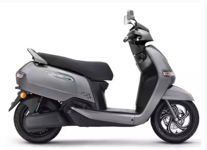 ਇਸ ਸੂਚੀ ਵਿੱਚ ਦੂਜਾ ਇਲੈਕਟ੍ਰਿਕ ਸਕੂਟਰ TVS iQube ਹੈ। ਇਸ ਇਲੈਕਟ੍ਰਿਕ ਨੂੰ 1.61 ਲੱਖ ਰੁਪਏ ਦੀ ਐਕਸ-ਸ਼ੋਰੂਮ ਕੀਮਤ 'ਤੇ ਖਰੀਦਿਆ ਜਾ ਸਕਦਾ ਹੈ। ਇਹ ਸਕੂਟਰ ਇੱਕ ਵਾਰ ਚਾਰਜ ਕਰਨ 'ਤੇ 100 ਕਿਲੋਮੀਟਰ ਤੱਕ ਦੀ ਦੂਰੀ ਤੈਅ ਕਰਨ 'ਚ ਸਮਰੱਥ ਹੈ।