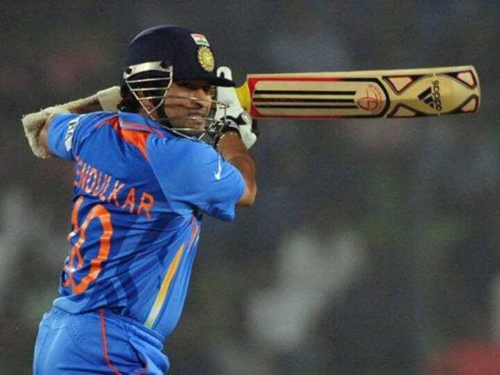 साल 2011 के वनडे वर्ल्ड कप में भी सचिन ने टोटका पूरे टूर्नामेंट के दौरान फॉलो किया. इसमें वह अपने लकी बैट को हर मैच से पहले जरूर सुधरवाते थे. सचिन ने यह बात बाद में स्वीकार की थी कि वह थोड़ा अंधविश्वासी भी हैं.