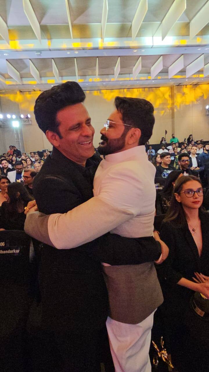 অনুষ্ঠানের পরে মনোজ বাজপেয়ীর সঙ্গে খোশগল্পে মাততেও দেখা যায় অভিনেতাকে। ওটিটিকে ছকভাঙা অভিনয়ের ক্যাটেগরিতে সেরা হিসেবে মনোনীত হয়েছেন বাংলার এই প্রথম শ্রেণীর তারকা।