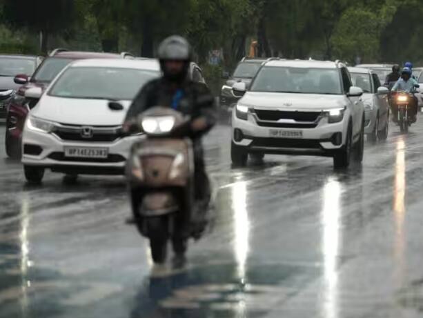 rain-in-several-parts-of-delhi-ncr-humidity-relief-for-people Delhi Weather Update: ਦਿੱਲੀ-ਐਨਸੀਆਰ ਵਿੱਚ ਮੀਂਹ ਪੈਣ ਨਾਲ ਲੋਕਾਂ ਨੂੰ ਗਰਮੀ ਤੋਂ ਮਿਲੀ ਰਾਹਤ, ਮੌਸਮ ਹੋਇਆ ਸੁਹਾਵਣਾ