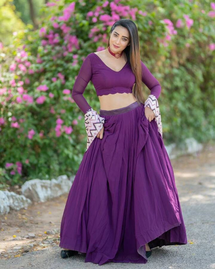 'ఏమున్నవే పిల్ల' అంటూ అదిరే సాంగ్ తో యూట్యూబ్ ని షేక్ చేసింది.  Image credit: Bhanu Sree/Instagram