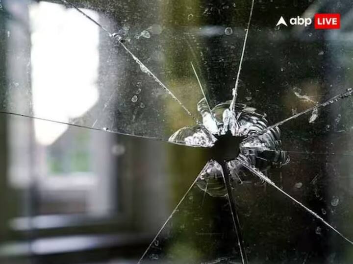 વાસ્તુશાસ્ત્રમાં એવું માનવામાં આવે છે કે જો કાચ તૂટે તો તેને જલદી ઘરની બહાર ફેંકી દેવો જોઈએ. આમ કરવાથી કાચની સાથે તમારા પર આવનારી અનિષ્ટ પણ કાચની સાથે ઘરની બહાર નીકળી જાય છે.