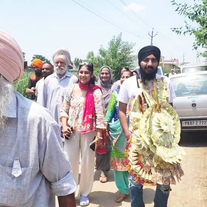 ਐਨਾ ਹੀ ਨਹੀਂ ਸਿਮਰਨ ਨੇ ਇਹ ਵੀ ਦੱਸਿਆ ਕਿ ਉਹ ਬਾਕੀ ਲੋਕਾਂ ਨਾਲੋਂ ਕੁਝ ਵੱਖਰਾ ਕਰਨਾ ਚਾਹੁੰਦਾ ਸੀ ਜਿਸ ਲਈ ਉਸ ਨੂੰ ਸਖ਼ਤ ਮਿਹਨਤ ਵੀ ਕਰਨੀ ਪਈ