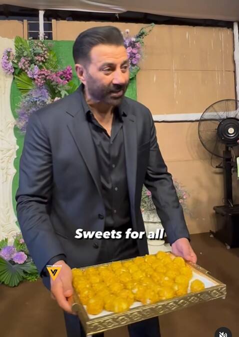 ਕਰਨ ਦੇ ਵਿਆਹ ਤੋਂ ਬਾਅਦ ਸੰਨੀ ਦਿਓਲ ਮੀਡੀਆ 'ਚ ਇਸ ਤਰ੍ਹਾਂ ਮਠਿਆਈ ਵੰਡਣ ਪਹੁੰਚੇ।
