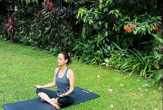 दीया मिर्जा – एक्ट्रेस दीया मिर्जा अपने फिगर और खूबसूरत लुक्स को लेकर फैंस के बीच काफी फेमस हैं. दीया की खूबसूरती का राज भी योगा ही है.