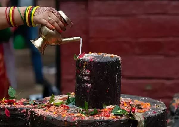 Monday Upay: Offer these things to the Shivling on Monday Mahadev will be pleased Monday Upay: સોમવારે શિવલિંગ પર ચઢાવો આ ચીજો, મહાદેવ થશે પ્રસન્ન