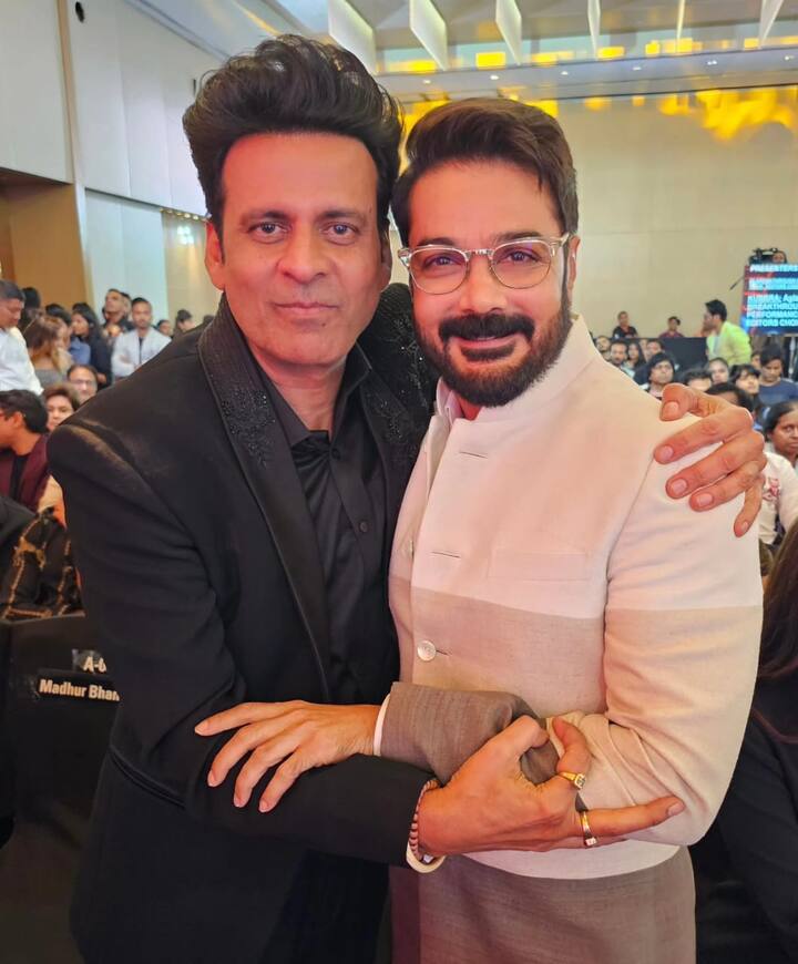 আর সদ্য এই অ্যাওয়ার্ড শো-এর সৌজন্যে বলিউড তারকাদের সঙ্গে এক ফ্রেমে ধরা দিলেন প্রসেনজিৎ।