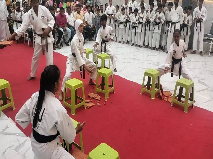 appreciation ceremony was held in Kanchipuram under the chairmanship of the mayor, including 17 gold medal winners in the national level karate competition held in Chandigarh, Punjab Kanchipuram : கராத்தே போட்டியில் சாதித்த காஞ்சிபுரத்தை சேர்ந்த 17 பேர்.. பாராட்டிய மேயர்..