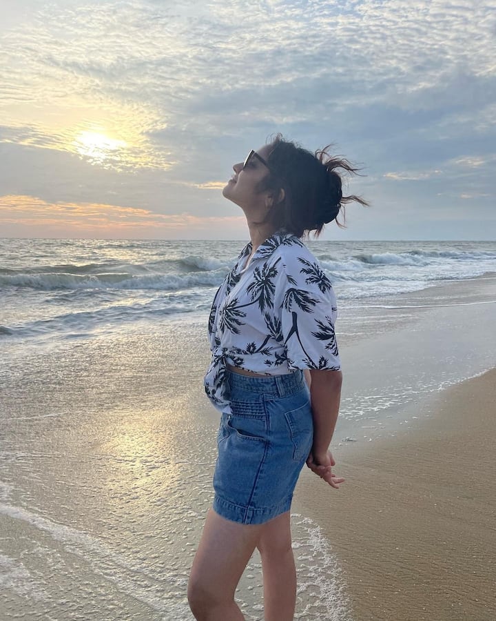 అజిత్ కుమార్ నటించిన ‘విశ్వాసం’, ‘ఎంతవాడుగానీ’ సినిమాల్లో బాలనటిగా కనిపించి ఆకట్టుకుంది. Photo Credit: Anikha surendran/Instagram