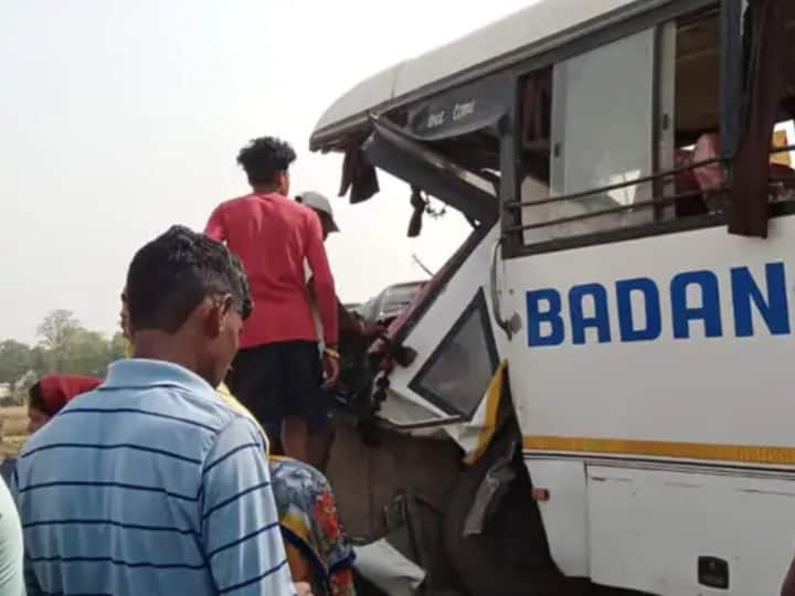 Raigarh 26 injured as bus collides with railway overbridge in Chhattisgarh ANN Chhattisgarh: रायगढ़ में रेलवे ओवरब्रिज से टकराई तेज रफ्तार बस, हादसे में 26 यात्री घायल, दो की हालत नाजुक