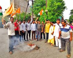 इंदौर में कांग्रेस नेताओं ने जलाए मनोज मंतशिर के पुतले, बीजेपी पर लगाया नजरअंदाजी का आरोप, कहा- 'श्रीराम केवल वोट का माध्यम'