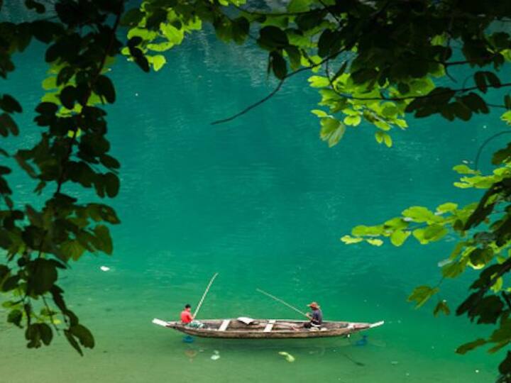 इसका 70 फीसदी भाग वन से ढंका हुआ है. यहां कई नदियां, तरह-तरह के पेड़ पंक्षी और वन्य जीव दिखाई देते हैं. इसके अलावा, प्राचीन गुफाएं और पुरातात्विक स्थल मौजूद हैं. साथ व्यंजन में भी कई तरह के स्थानीय पकवान उपलब्ध हैं.