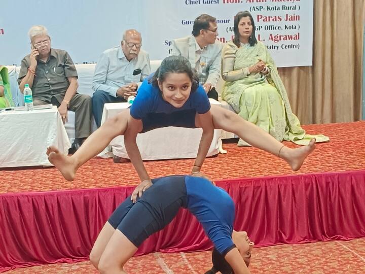 Rajasthan News: योग भगाए रोग की परिकल्पना के साथ ही कोटा में देशभर से आए योग अभ्यार्थियों ने एक से बढ़कर एक योग की कलाओं का प्रदर्शन किया, जिसे देखकर सब हैरान रह गए.