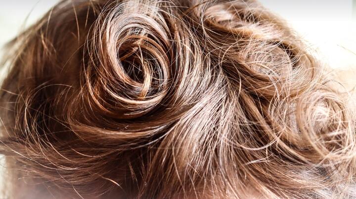 অনেকের চুলই ভীষণ এলোমেলো, শত যত্নেও যেন আয়ত্তে আসতে চায় না। ডিম ব্যবহার করলে এই সমস্যাও নিয়ন্ত্রণে আসতে পারে।