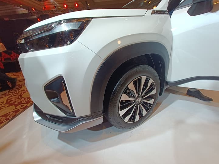 Styling is one of the highlights and it looks more purposeful in the flesh. Build quality is similar to the Honda City on which it is based on and the large chrome rich grille is what gives it the most presence. (Photo: Somnath Chatterjee)