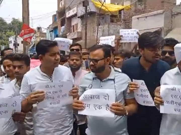 UP Aligarh BJP Leader Protest Against Police and Administration With Children Bag ANN UP News: अलीगढ़ में बीजेपी नेताओं ने थाने का घेराव कर किया प्रदर्शन, कहा- ' ...हमारे बच्चे कैसे पढ़ेंगे'