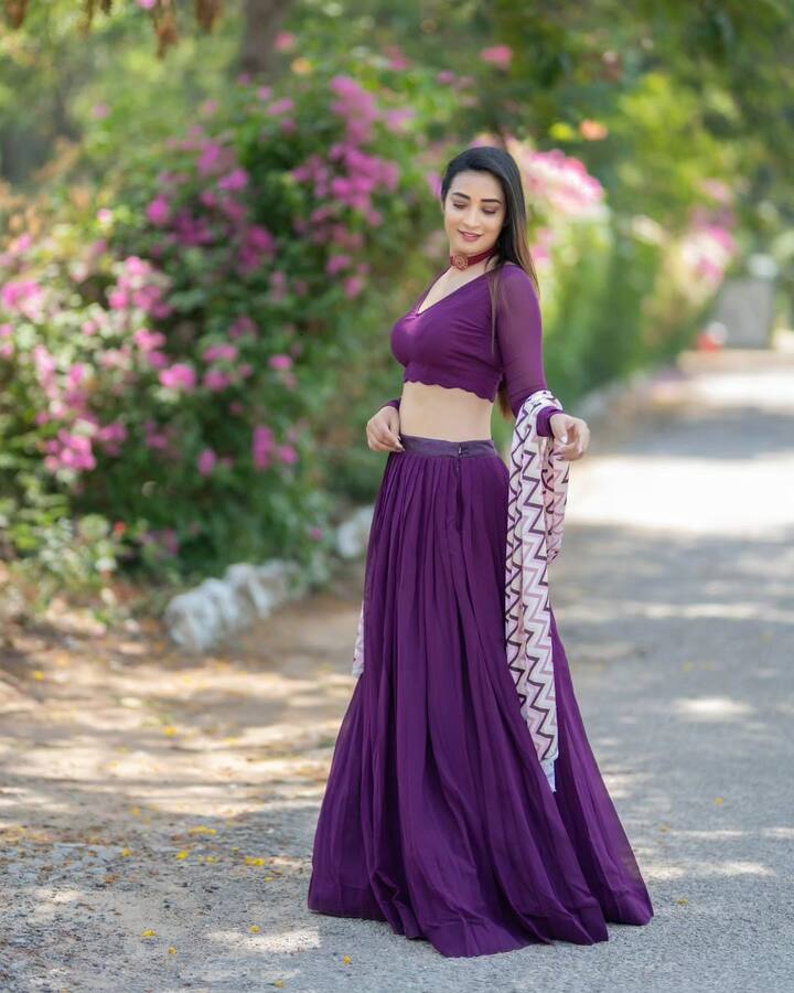 కాటమరాయుడు, బాహుబలి, కుమారి 21 f సినిమాల్లోనూ నటించింది.  Image credit: Bhanu Sree/Instagram