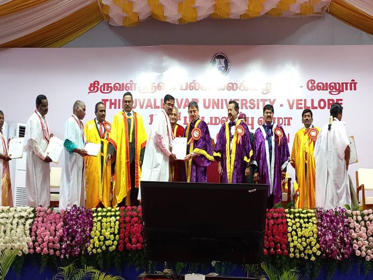 Tiruvalluvar University 17th Convocation Ceremony felicitated students with degrees TNN திருவள்ளுவர் பல்கலைக்கழகத்தின் 17வது பட்டமளிப்பு விழா -  மாணவர்களுக்கு பட்டங்களை வழங்கி கௌரவித்த  ஆளுநர் ஆர்.என்.ரவி